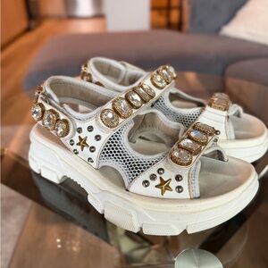 GUCCI Aguru Crystal leather sandal-white
Original
